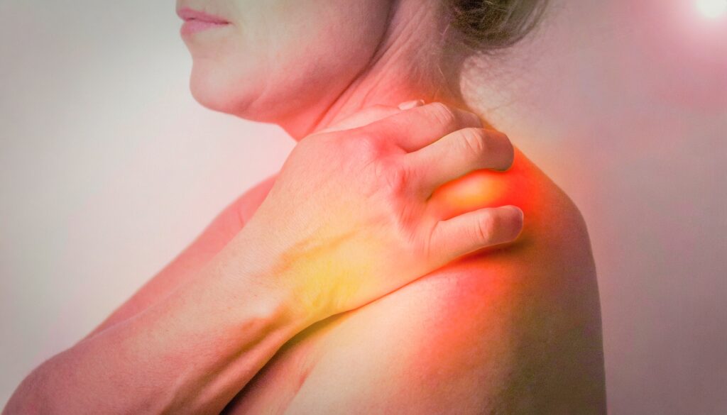 Imagen de una persona con dolor por inflamación. La persona tiene la mano sobre la zona afectada. Le va bien una infusión antiinflamatoria